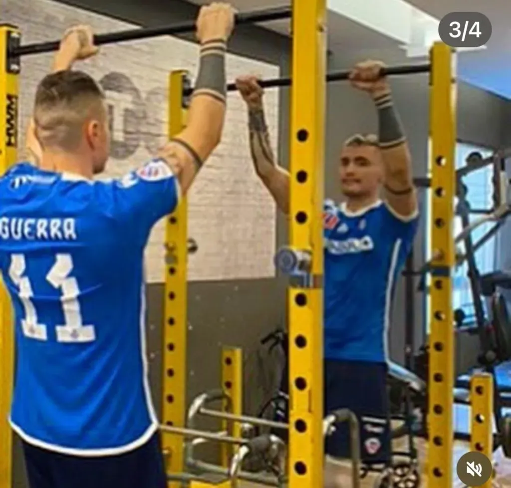 Cristóbal Campos con la camiseta de Nicolás Guerra.