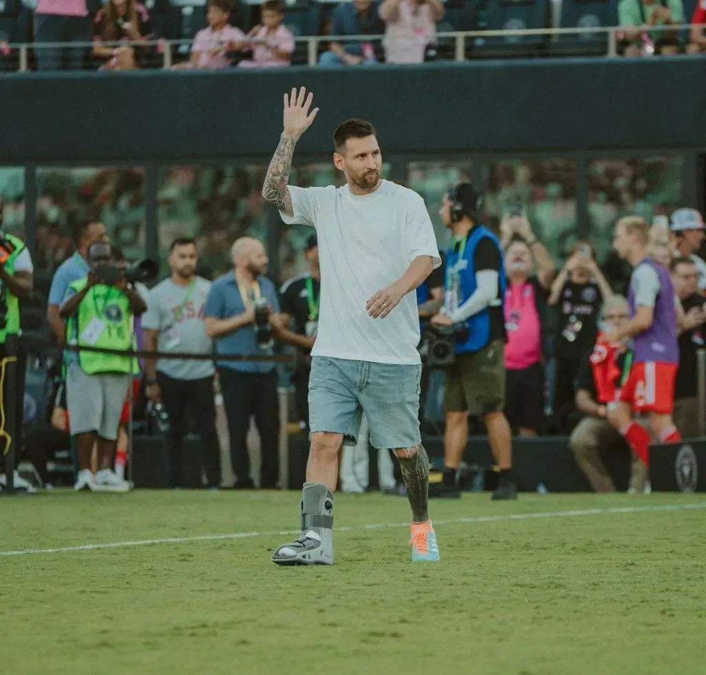 Lionel Messi con una bota por su lesión en el tobillo (Fuente: @leomessi)