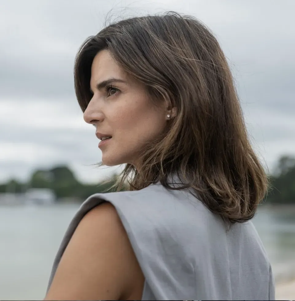 Clara Lago le da vida a Ana en la serie furor de Netflix.