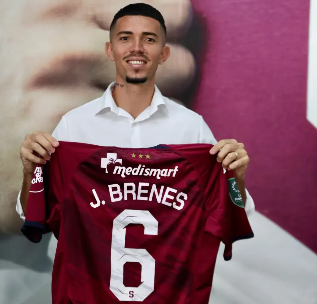 Jefferson Brenes utilizará la 10 de Saprissa y le cederá la 6 a Óscar Duarte. (Foto: José Cordero)