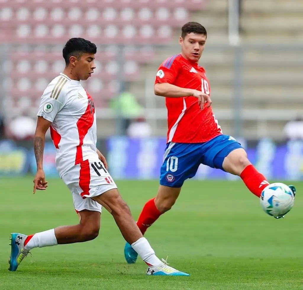 Agustín Arce destaca con su gran pegada en la Roja. Foto: Carlos Parra / FFCH.