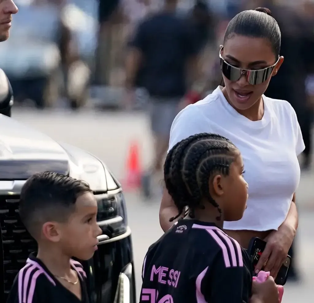 Kim Kardashian dijo presente en el debut de Messi y su hijo se llevó el gran premio.