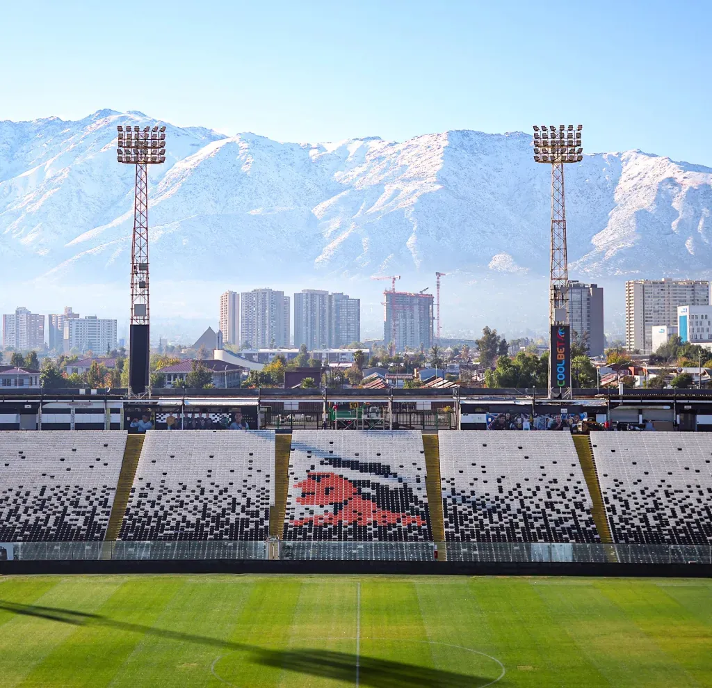 La postal del Estadio Monumental con la cordillera nevada. | Imagen: Colo Colo.