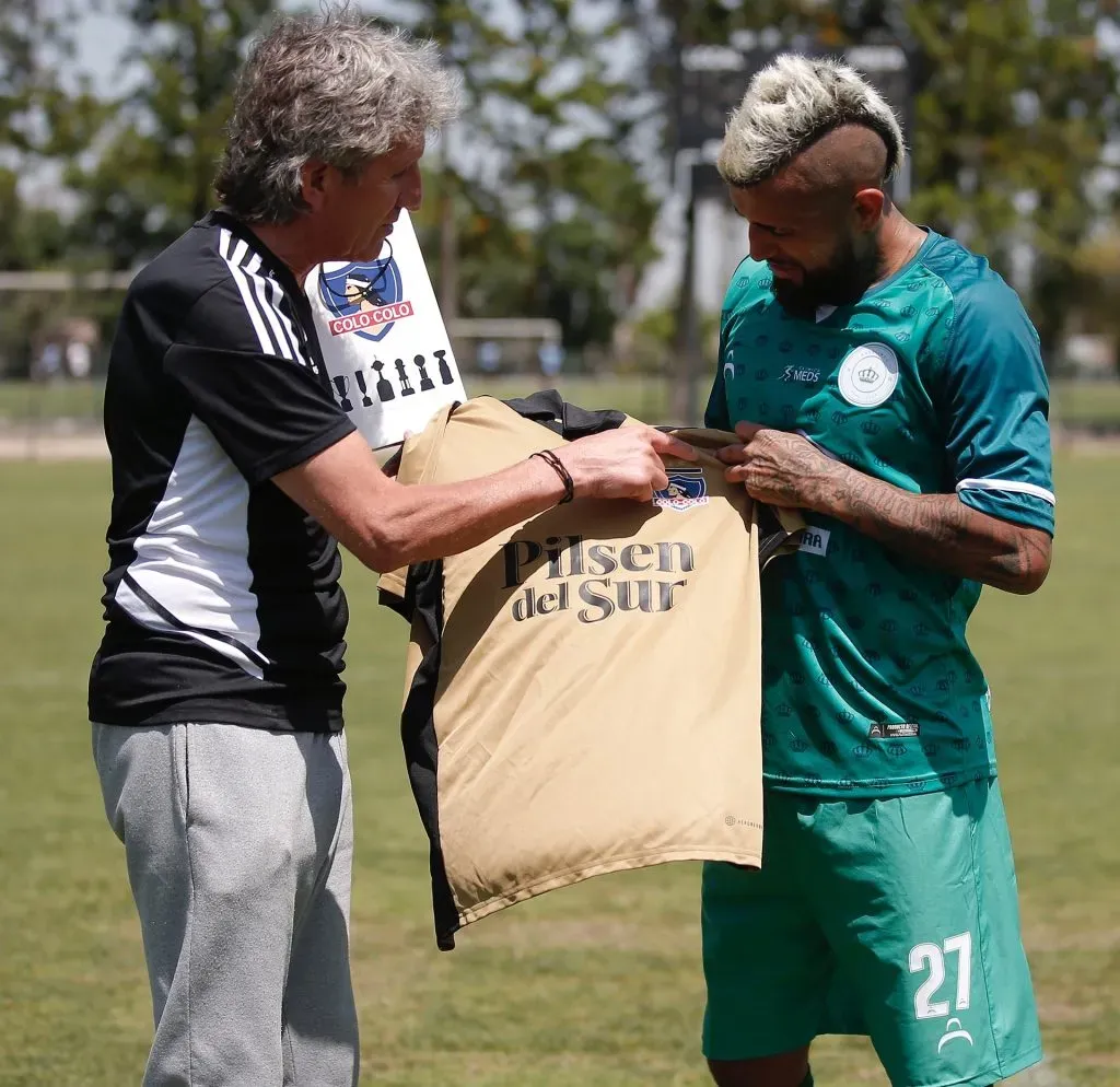 ¿Y si te llama Morón, Arturo? Fuente: Colo Colo.