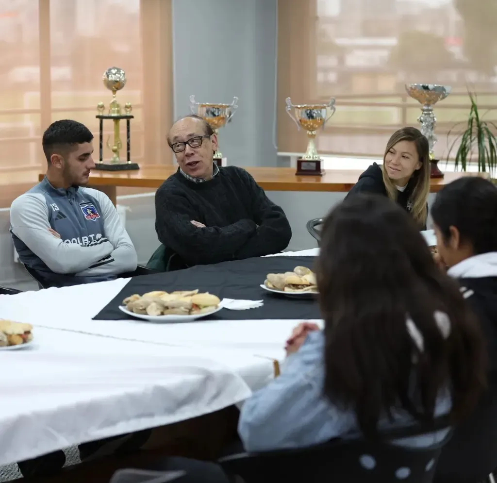 Jugadores y jugadoras de Colo Colo compartieron un desayuno.