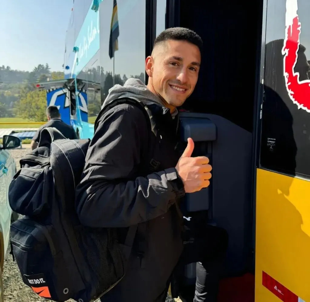 Juan Delgado viajó con Everton hasta Santiago, donde será titular ante la U. Foto: Everton.