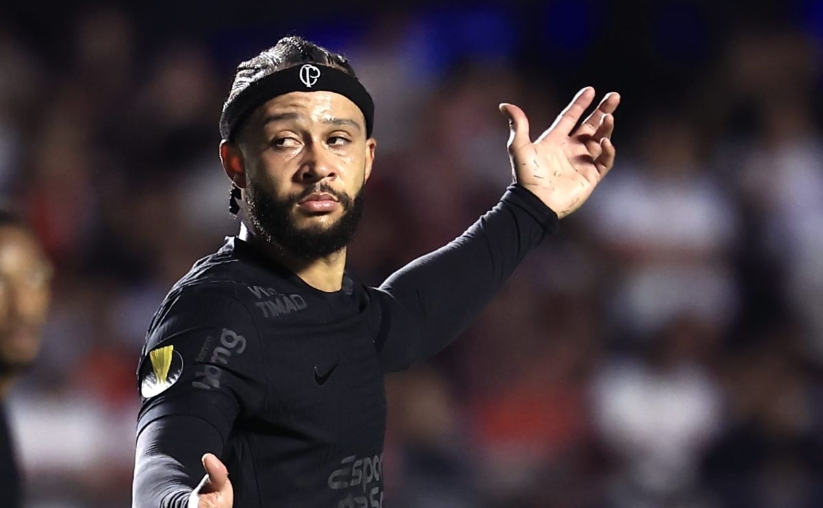 Vai jogar? Palmeiras recebe aviso importante sobre Depay no Corinthians para clássico