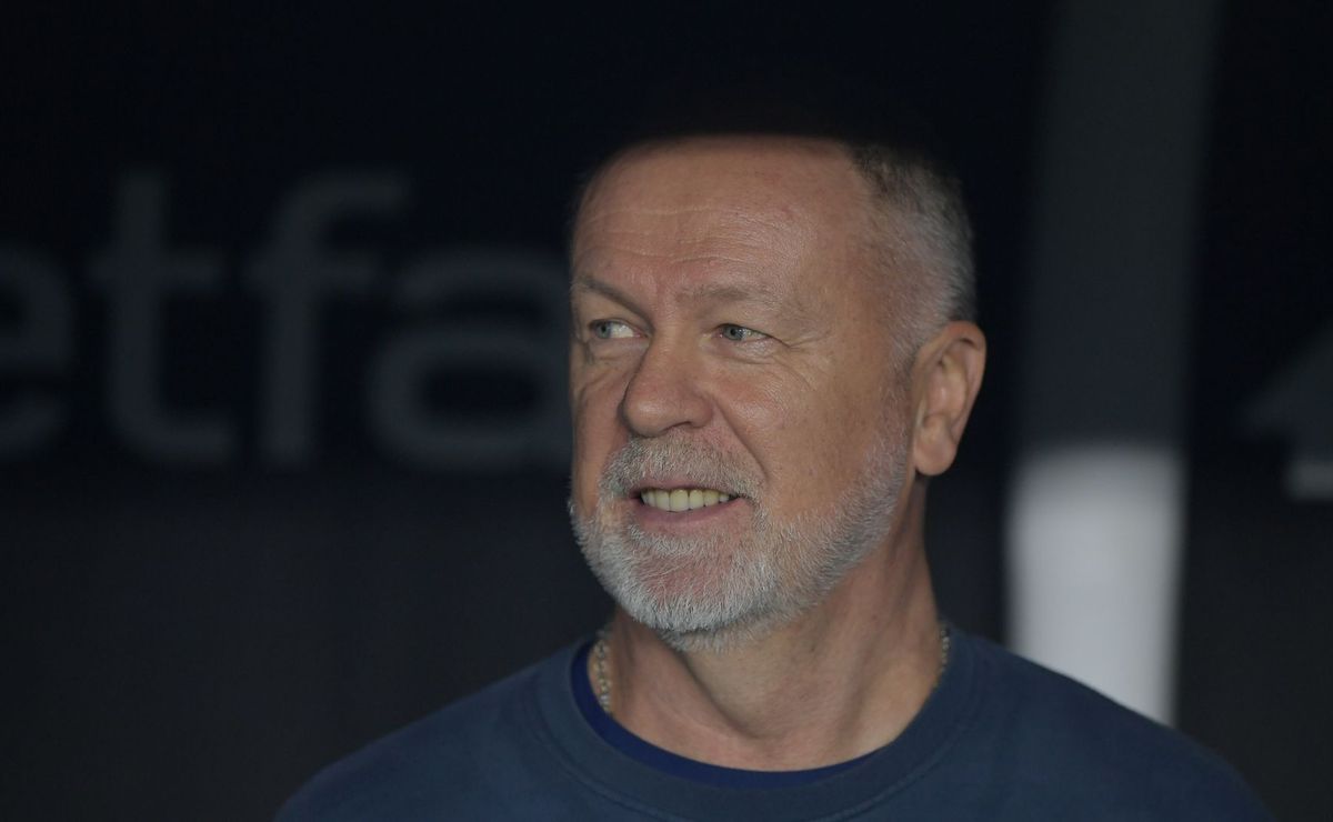 Com fortes dores, o volante paraguaio Villasanti pode desfalcar o Grêmio no restante da temporada