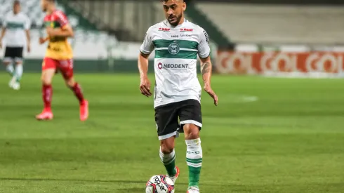 Foto: Robson Mafra/AGIF - Robinho se rende a atacante do Coritiba