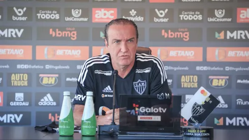 Foto: (Pedro Souza/Atlético) - Cuca durante sua apresentação no Atlético nesta terça (26)