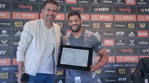 Foto: (Pedro Souza/Atlético) - Hulk, ao lado de Victor, foi homenageado pelo Atlético nesta sexta (29)