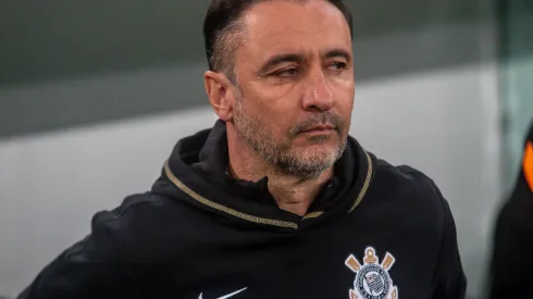 Foto: (Gabriel Machado/AGIF) – Vítor Pereira, técnico do Corinthians, entrou em polêmica com a torcida do Internacional ao justificar o empate deste domingo (4)
