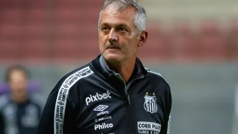 Foto: (Fernando Moreno/AGIF) - Lisca tem sido criticado por parte da torcida do Santos