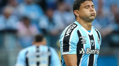 Foto: (Pedro H. Tesch/AGIF) - Elkeson não concordou com a anulação do gol do Grêmio nesta sexta (30)