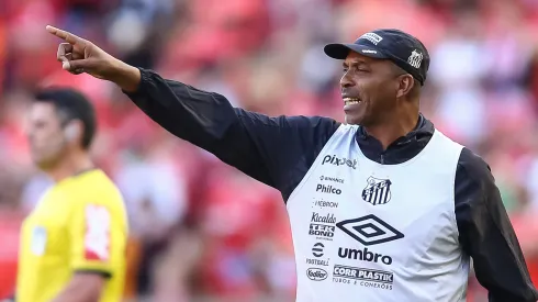 Foto: Pedro H. Tesch/AGIF – Treinador deve seguir no comando até o final do BR22