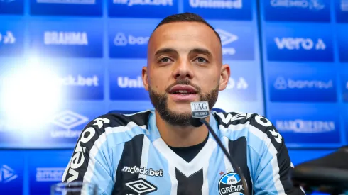 FOTO: LUCAS UEBEL/GREMIO FBPA - Companheiro do atleta permanece<br />
no Imortal