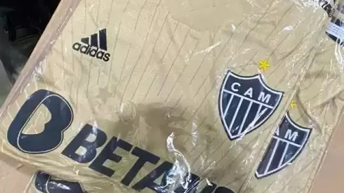 Foto: (Reprodução/Twitter) - A suposta nova camisa dourada do Atlético repercutiu nas redes sociais nesta quarta (19)