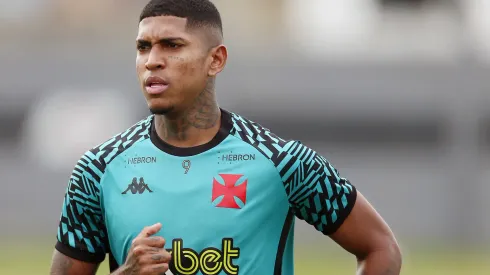 Foto: (Foto: Daniel Ramalho/Vasco) - Raniel é um dos cinco jogadores que não permanecerão no Vasco para a temporada 2023
