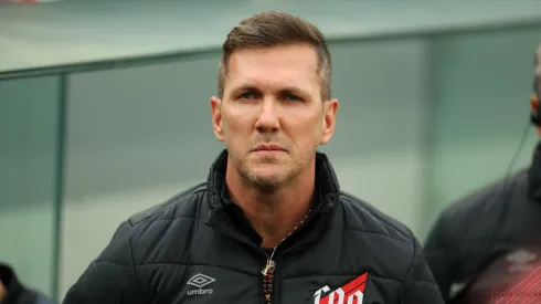 Foto: (José Tramontin/athletico.com.br) - Paulo Turra 'dispensou' dois jogadores no Athletico