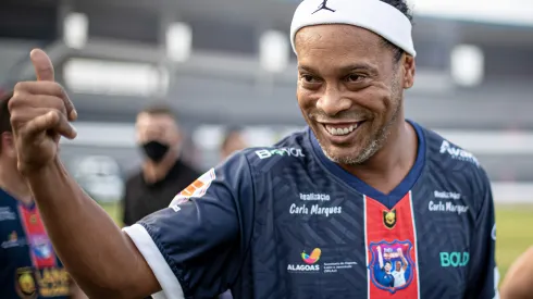 Foto: (Celio Junior/AGIF) - O talento de Ronaldinho Gaúcho encantou a atriz Jenna Ortega, que faz a personagem Wandinha na série homônima da Netflix