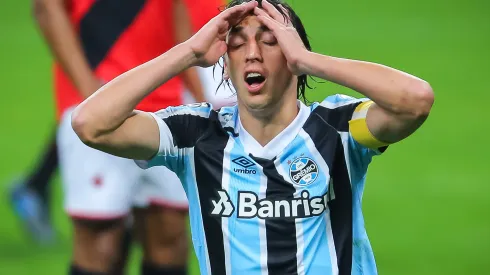 Foto: (Pedro H. Tesch/AGIF) - Pedro Geromel deixou o treino do Grêmio mais cedo nesta quinta (5) devido a dores no joelho