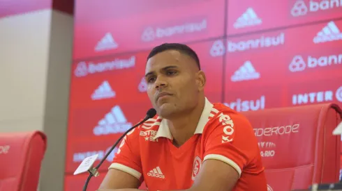 Foto: (Ricardo Duarte/Internacional) - Emprestado pelo Salernitana, da Itália, Mikael atuou por apenas 10 minutos com a camisa do Internacional