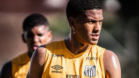 Foto: (Raul Baretta/ Santos FC.) - Ângelo, do Santos, está na mira do Flamengo