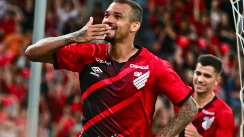 Foto: Gabriel Machado/AGIF - Zé Ivaldo, zagueiro do Athletico-PR