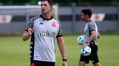 Foto: Daniel RAMALHO/VASCO - Barbieri vê jogador crescer de produção no Vasco.