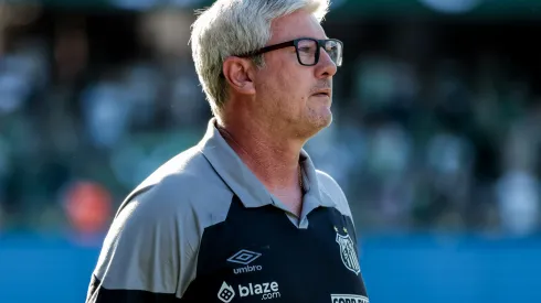 PR - CURITIBA - 10/06/2023 - BRASILEIRO A 2023, CORITIBA X SANTOS - Odair Hellmann tecnico do Santos durante partida contra o Coritiba no estadio Couto Pereira pelo campeonato BRASILEIRO A 2023. Foto: Robson Mafra/AGIF