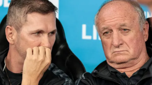 PR - CURITIBA - 06/06/2023 - LIBERTADORES 2023, ATHLETICO-PR X LIBERTAD - Paulo Turra tecnico e Luiz Felipe Scolari diretor tecnico do Athletico-PR durante partida contra o Libertad no estadio Arena da Baixada pelo campeonato Libertadores 2023. Foto: Robson Mafra/AGIF