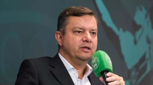 Foto: Divulgação/Coritiba - Gleen Stenger observa de perto situação de volante.