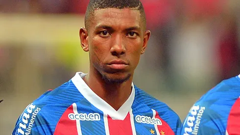 BA - SALVADOR - 04/07/2023 - COPA DO BRASIL 2023, BAHIA X GREMIO - Kanu, jogador do Bahia durante execucao do hino nacional antes da partida contra o Gremio no estadio Arena Fonte Nova pelo campeonato Copa do Brasil 2023. Foto: Walmir Cirne/AGIF