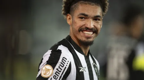 RJ – RIO DE JANEIRO – 12/08/2023 – BRASILEIRO A 2023, BOTAFOGO X INTERNACIONAL – Adryelson jogador do Botafogo comemora vitoria apos a partida contra o Internacional no estadio Engenhao pelo campeonato Brasileiro A 2023. Foto: Jorge Rodrigues/AGIF