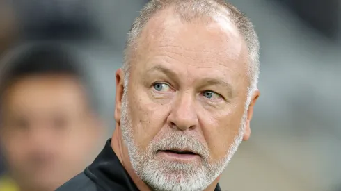 MG - BELO HORIZONTE - 13/05/2023 - BRASILEIRO A 2023, ATLETICO-MG X INTERNACIONAL - Mano Menezes tecnico do Internacional durante partida contra o Atletico-MG no estadio Mineirao pelo campeonato BRASILEIRO A 2023. Foto: Gilson Junio/AGIF
