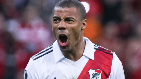 Nico De La Cruz jogador do River Plate comemora gol marcado de penalti em decisão durante partida contra o Internacional no estádio Beira-Rio pelo campeonato Libertadores 2023. Foto: Maxi Franzoi/AGIF
