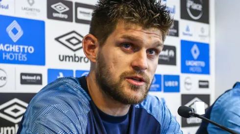 Walter Kannemann assina a renovacao de contrato com o Gremio. FOTO: LUCAS UEBEL/GREMIO FBPA