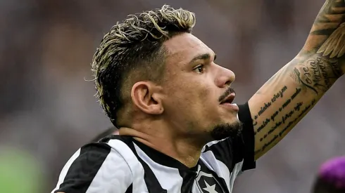 Tiquinho Soares comemora seu gol durante partida contra o Coritiba. Foto: Thiago Ribeiro/AGIF