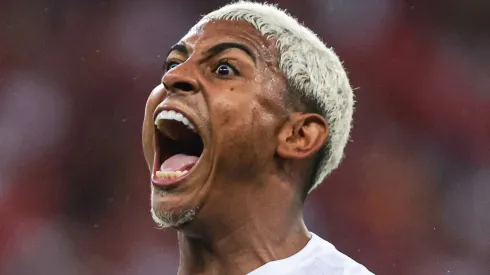 John Kennedy jogador do Fluminense comemora seu gol durante partida contra o Internacional no estádio Beira-Rio pelo campeonato Libertadores 2023. Foto: Maxi Franzoi/AGIF