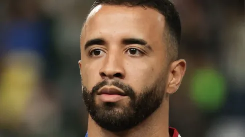 Caio Alexandre durante execução do hino nacional antes da partida contra o Coritiba no estádio Couto Pereira pelo campeonato BRASILEIRO A 2023.