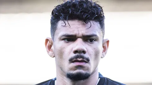 Tiquinho Soares durante partida contra o Santos. Foto: Abner Dourado/AGIF