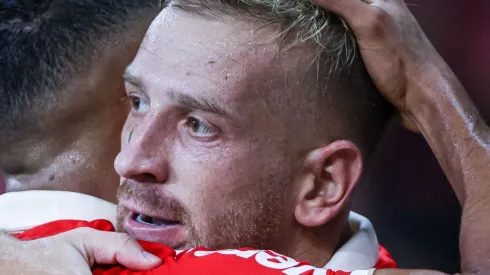 Pedro Henrique comemora seu gol com Wanderson jogador da sua equipe durante partida contra o Caxias no estádio Beira-Rio pelo campeonato Gaúcho 2023. Foto: Maxi Franzoi/AGIF