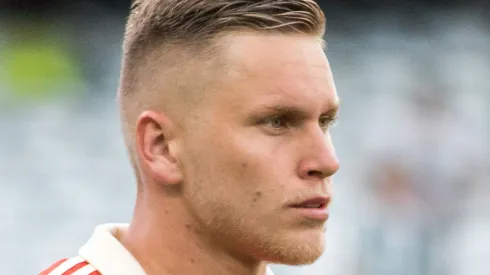 Alemão durante execução do hino nacional antes da partida contra o Coritiba no estádio Couto Pereira pelo campeonato Brasileiro A 2022. Foto: Robson Mafra/AGIF