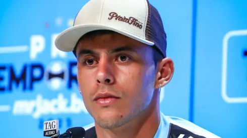 Vice-presidente de futebol Paulo Caleffi, ao lado do diretor de futebol Antonio Brum, apresenta o meio campista Felipe Carballo como novo reforço do Gremio para a temporada 2023. FOTO: LUCAS UEBEL/GREMIO FBPA