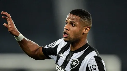 unior Santos jogador do Botafogo durante partida contra o Defensa y Justicia no estádio Engenhão pelo campeonato Copa Sul-Americana 2023. Foto: Thiago Ribeiro/AGIF