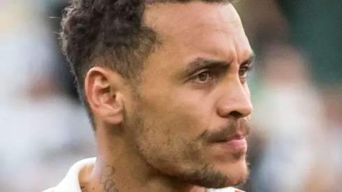 Alan Patrick durante execução do hino nacional antes da partida contra o Coritiba no estádio Couto Pereira pelo campeonato Brasileiro A 2022. Foto: Robson Mafra/AGIF