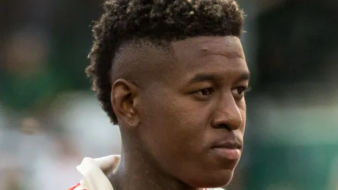 Vitão jogador do Internacional durante execução do hino nacional antes da partida contra o Coritiba no estádio Couto Pereira pelo campeonato Brasileiro A 2022. Foto: Robson Mafra/AGIF