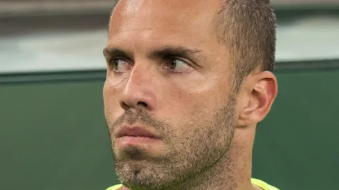 Marcelo Lomba durante execução do hino nacional antes da partida contra o Athletico-PR no estádio Arena da Baixada pelo campeonato Brasileiro A 2022. Foto: Robson Mafra/AGIF