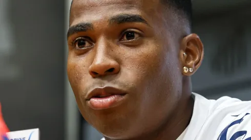 Jean Lucas durante sua apresentação oficial como jogador do Santos em coletiva de imprensa realizada no Vila Belmiro. Foto: Fernanda Luz/AGIF