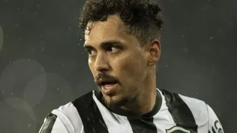 Eduardo jogador do Botafogo durante partida contra o Bahia no estádio Engenhão pelo campeonato Brasileiro A 2023. Foto: Jorge Rodrigues/AGIF